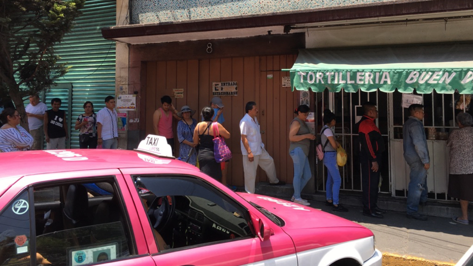Sobotní odpolední fronta na tortillu v Mexico City. Většina obyvatel pandemii koronaviru nikterak neřeší, nedodržuje dvoumetrové odstupy ani nenosí ochranné pomůcky